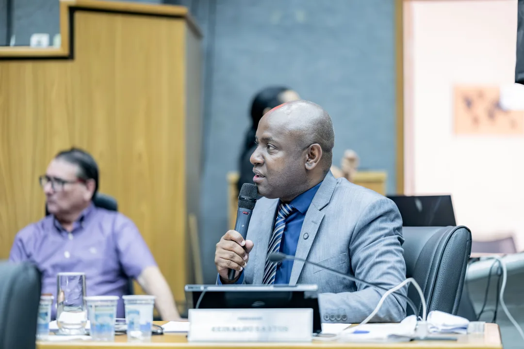 Reinaldo Santos propõe campanhas contra violência digital nas escolas de Cajamar