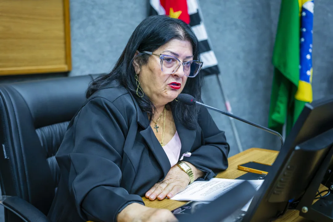 Izelda solicita estudo para sala de tecnologia em escola de Cajamar