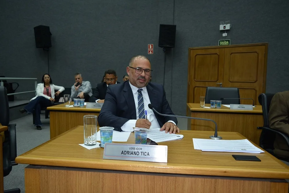 Adriano Tica requer apresentação de carteirinha de vacinação em matrículas