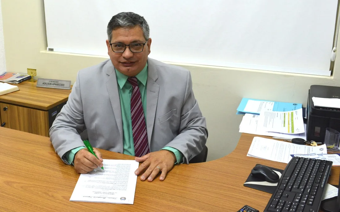 Adilson Aparecido apresenta indicações cobrando serviços de tapa buraco e limpeza
