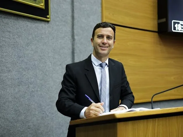 Vereador Clebinho reivindica reparos na pavimentação da Rua Manoel Antônio Gomes 