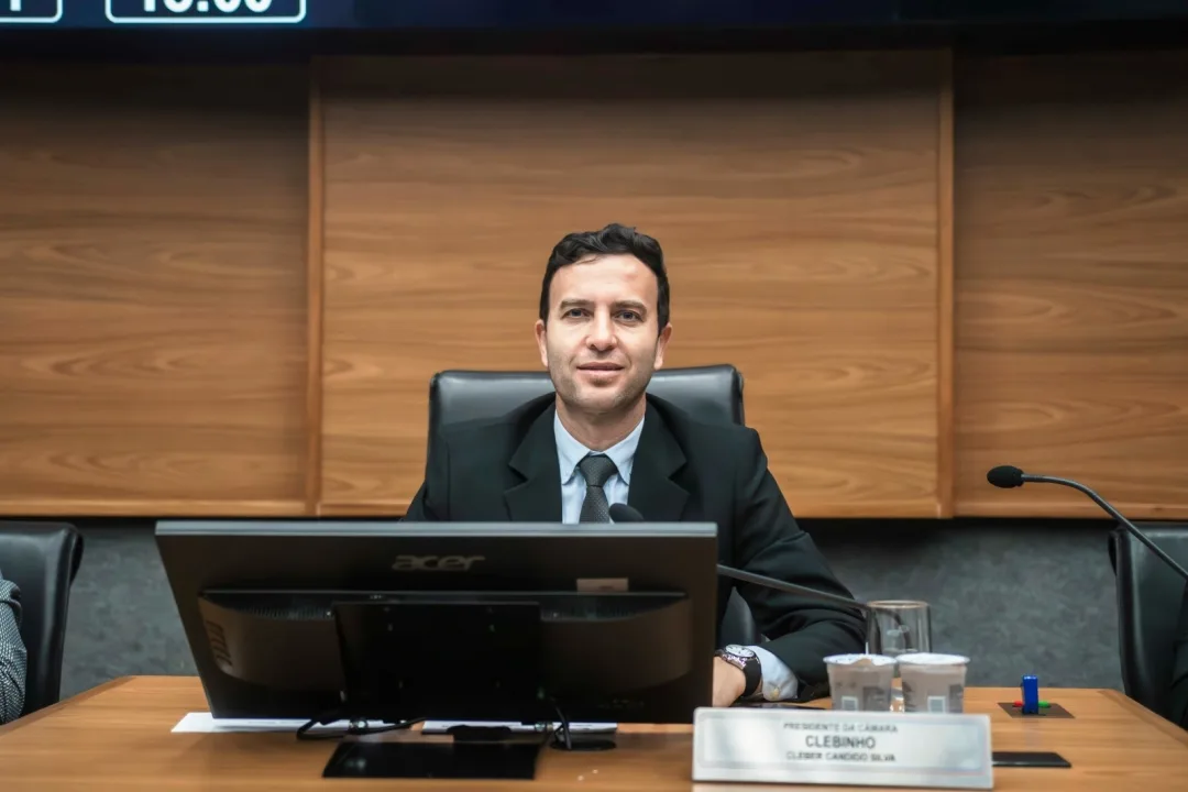 O Presidente da Câmara o vereador Clebinho solicita estudos para cobertura das quadras dos parques municipais