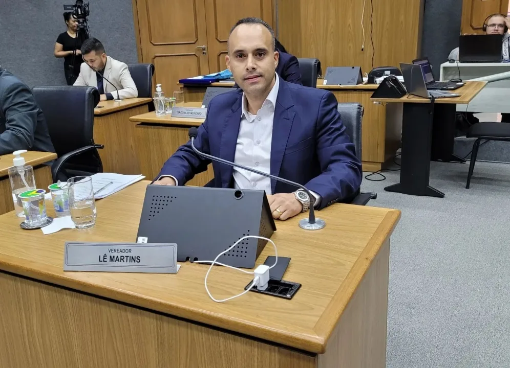Vereador Lê Martins solicita informações sobre implantação de iluminação pública na Viela da rua Cascavel